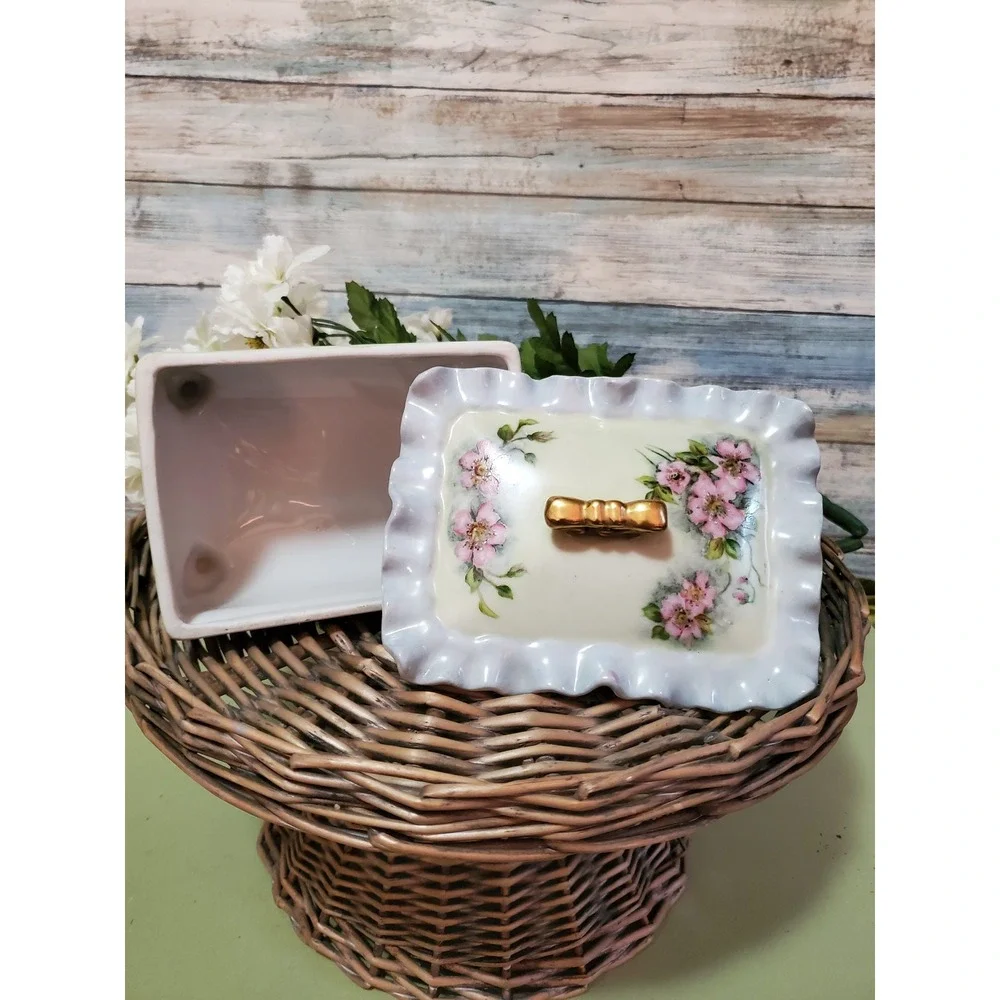 Vintage Porcelain Vanity Trinket Box Floral‎ Design Ornate Gold Feet Ruffled Lid
